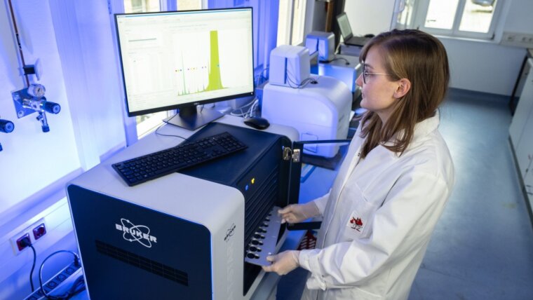 Trace element analysis with Total Reflection X-ray Fluorescence (TXRF; Bruker)