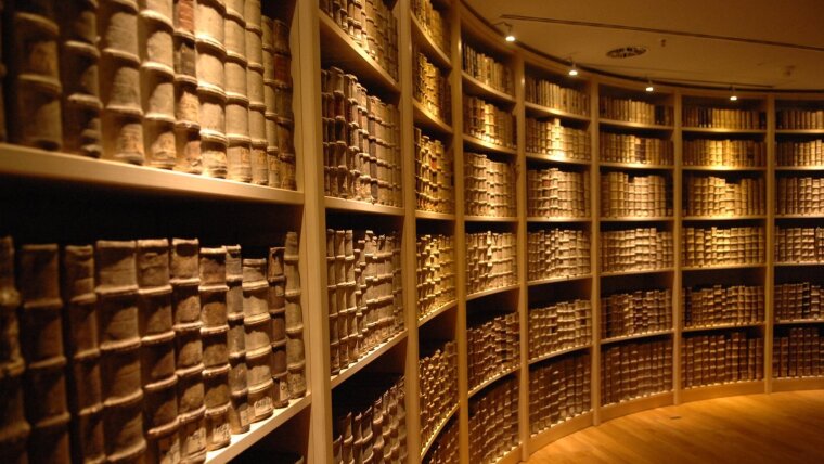 Fotografische Aufnahme eines Bücherregals in einer Bibliothek
